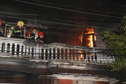 Cháy cơ sở làm khung ảnh, 3 người leo ban công thoát nạn