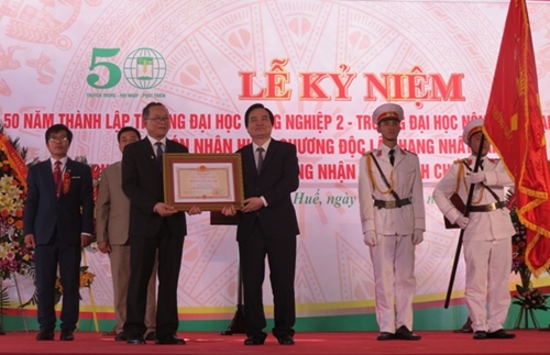 Trường đại học Nông Lâm Huế đón nhận Huân chương độc lập hạng Nhất