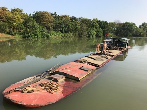 Bắt nhiều phương tiện khai thác, vận chuyển cát trái phép trên sông Hương