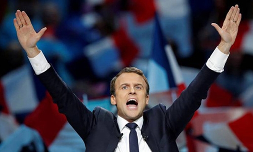 21 phát đại bác cho lễ nhậm chức của Tổng thống trẻ nhất lịch sử Pháp