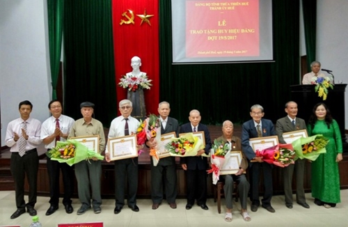 286 đảng viên vinh dự được tặng huy hiệu và truy tặng huy hiệu Đảng