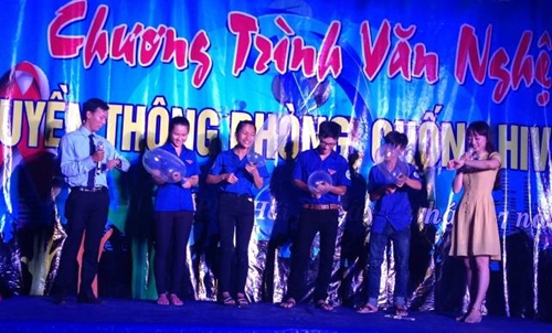 Giao lưu văn nghệ phòng chống HIV tại xã Phong Xuân