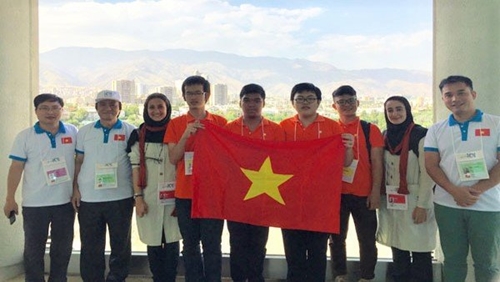 Student of Quoc Hoc Hue high school wins bronze medal of International Olympiad in Informatics
