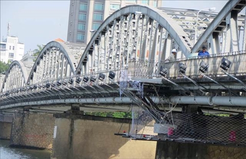 Restoring Truong Tien Bridge into a pedestrian street