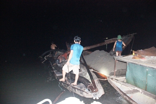 Phạt 3 thuyền khai thác cát trái phép trên sông Hương hơn 21 triệu đồng