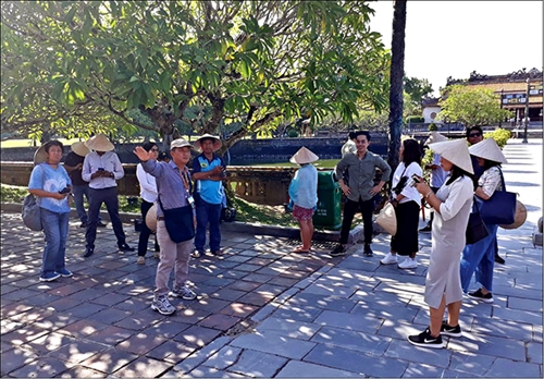 Vietnam National Administration of Tourism organizes the famtrip delegation’s survey of tourist routes in Hue