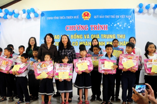 Phó Chủ tịch nước Đặng Thị Ngọc Thịnh thăm làng SOS và tặng quà trung thu cho trẻ em khó khăn