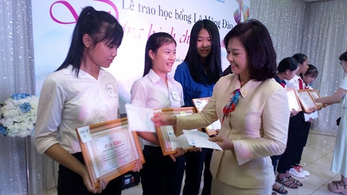 109 học sinh, sinh viên nhận học bổng Lê Mộng Đào