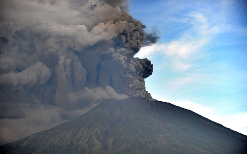 Núi lửa tại Bali lại phun trào, nhiều chuyến bay bị hủy