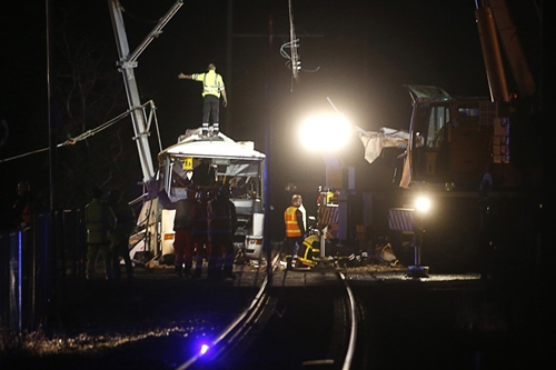 Pháp Va chạm mạnh khiến tàu lửa cắt đôi xe buýt, 4 người thiệt mạng