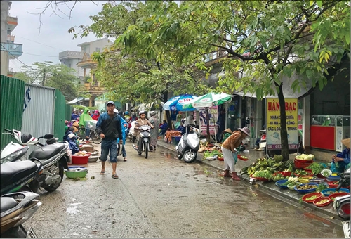 Chợ tràn xuống đường Đặng Văn Ngữ