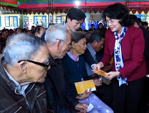 Phó Chủ tịch nước Đặng Thị Ngọc Thịnh thăm, tặng quà tết tại Thừa Thiên Huế