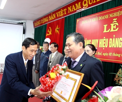 Đảng ủy Khối Doanh nghiệp trao Huy hiệu Đảng cho 8 đảng viên