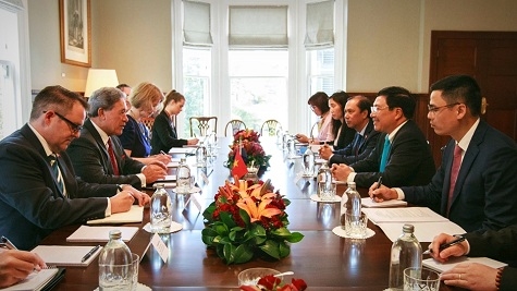 Phó Thủ tướng Phạm Bình Minh gặp Phó Thủ tướng New Zealand Winston Peters