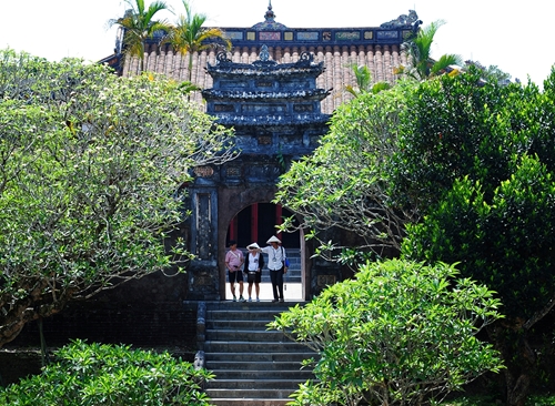 Supervising the protection and promotion of Hue cultural heritage values