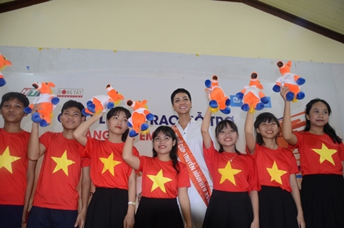 Hoa hậu H’Hen Niê giao lưu với trẻ em làng SOS Huế