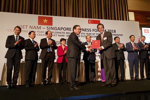 Chủ tịch UBND tỉnh Nguyễn Văn Cao trao giấy chứng nhận tăng vốn đầu tư và kinh doanh casino cho nhà đầu tư