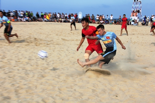 70 vận động viên tham dự giải “Bóng đá bãi biển mở rộng”
