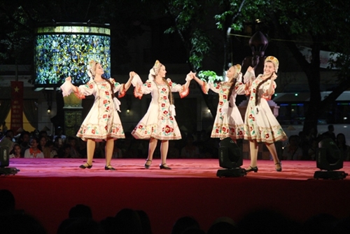Sibirskye Uzory folk dance Russia charms spectators