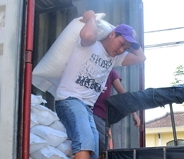 Cấp phát 14 tấn gạo Savannakhet hỗ trợ cho người dân