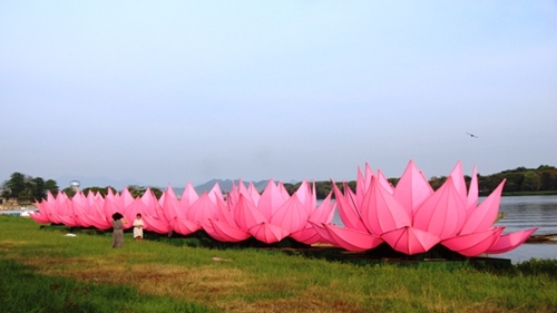 Vesak 2562 in Hue Seven giant lotus lanterns launched onto Perfume River