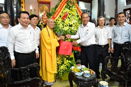Permanent Deputy PM Truong Hoa Binh congratulates on Vesak 2018