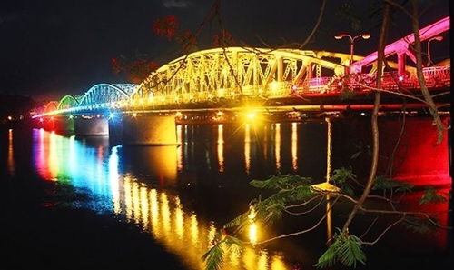 VND 10 billion allocated to install lighting system on Truong Tien Bridge