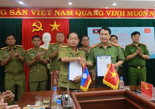 Thua Thien Hue signs a memorandum on cooperation with Laos’ Salavan Province