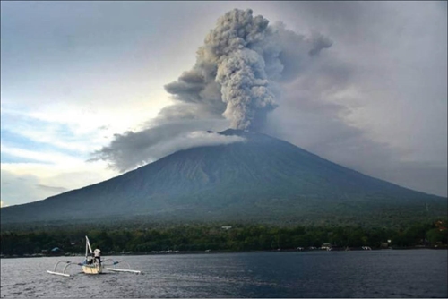 Indonesia tăng mức báo động đối với núi lửa Agung