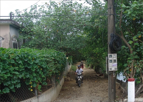 Hai trụ điện “ngáng” đường ở Quảng Thọ