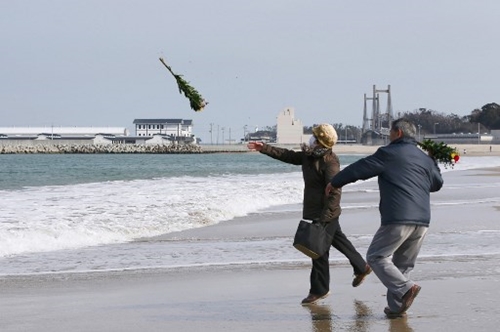Nhật Bản mở cửa trở lại các bãi biển bị tàn phá bởi sóng thần và thảm họa hạt nhân năm 2011
