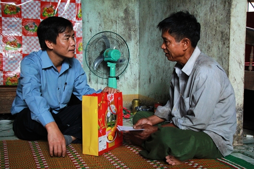 Phó Chủ tịch UBND tỉnh Nguyễn Văn Phương thăm, tặng quà gia đình thân nhân liệt sĩ