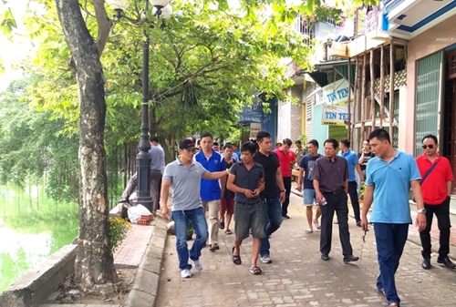 Khởi tố 2 bị can liên quan vụ ném đá khiến thanh niên tử vong ở Hộ Thành Hào