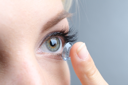 Người đeo kính áp tròng ở Anh có thể bị mù vĩnh viễn do vệ sinh kém