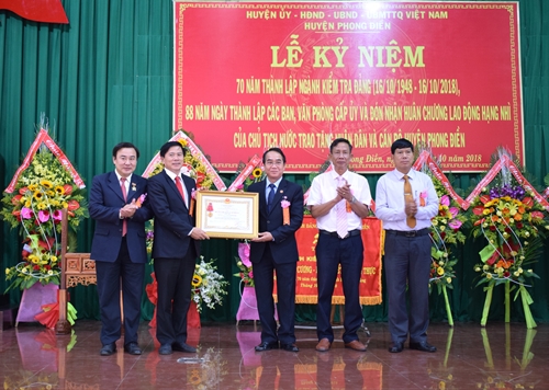 Phong Điền đón nhận Huân chương Lao động hạng Nhì