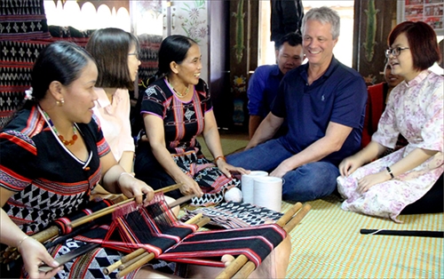 Ethnic artisans weave modern thread on the Zeng loom