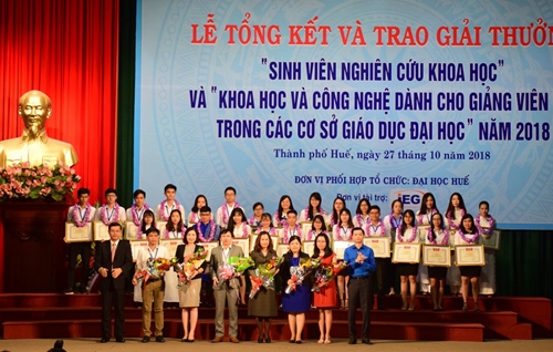 Hue University honors young scientists