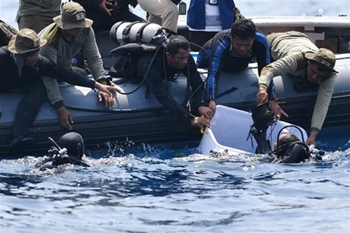 Rơi máy bay ở Indonesia Tìm thấy thêm nhiều phần thi thể nạn nhân