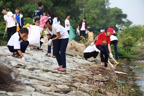Collecting garbage to appeal for protecting Tam Giang lagoon