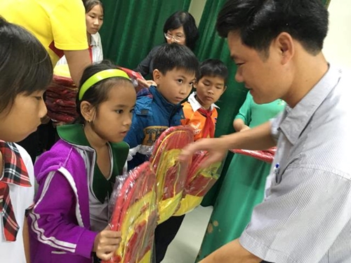 Trao 150 phần quà cho học sinh có hoàn cảnh khó khăn tại Phú Vang