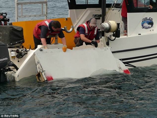 Thân nhân hành khách MH370 tìm thấy mảnh vỡ nghi của máy bay mất tích