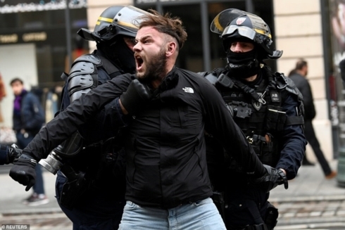 Biểu tình bạo loạn ở Pháp Châu Âu “đứng ngồi không yên”
