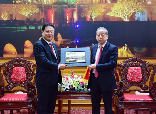 Chairman of the provincial People s Committee Phan Ngoc Tho receives the Consul General of the Lao People s Democratic Republic in Da Nang