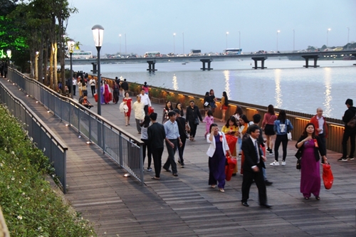 The walking street on the Huong River inaugurated