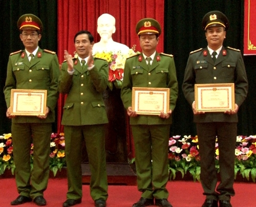 Công an TP Huế được Chủ tịch UBND tỉnh tặng Cờ thi đua xuất sắc