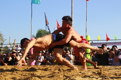 One hundred wrestlers participates in Sình village wrestling festival