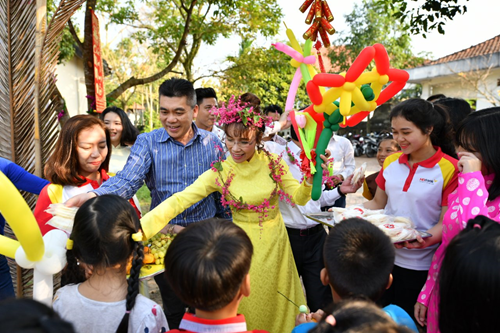 Trẻ em Làng S O S Huế vui xuân cùng nữ CEO Nguyễn Thị Phương Thảo