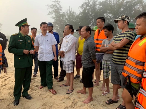 Cứu 4 thuyền viên trên tàu bị mắc cạn ở vùng biển Phú Thuận