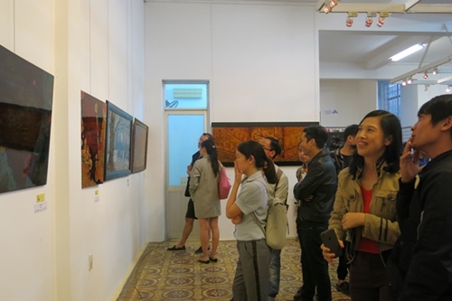 Hue city hosts an exhibition of 22 lacquer paintings on the theme of “Time”