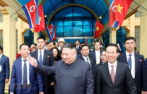 Chủ tịch Triều Tiên Kim Jong-un vẫy tay chào người dân Việt Nam